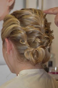 Brautfrisur und Festfrisur in Lübeck | Festfrisur geflochten, blond