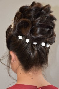 Brautfrisur und Festfrisur in Lübeck | hochgesteckte Haarfrisur und mit Blumen