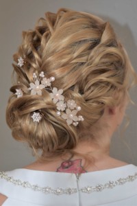 Brautfrisur und Festfrisur in Lübeck | Brautfrisur mit Blumen und Perlen